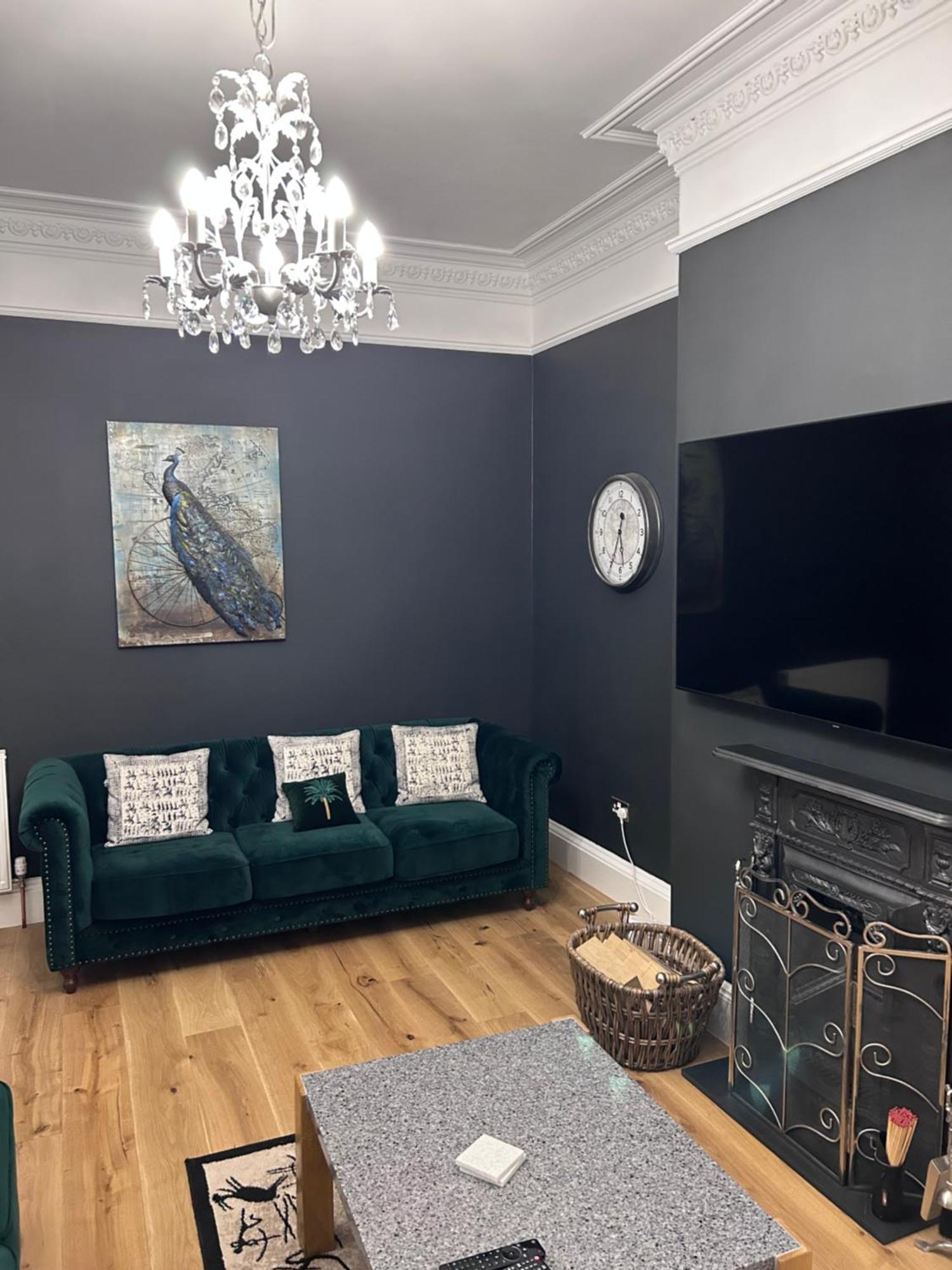 2 Bedroom Main Door Flat In The Centre *